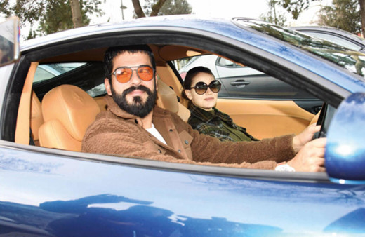 Fahriye Evcen ve Burak Özçivit yeni lüks otomobilleriyle boğaz turu attı