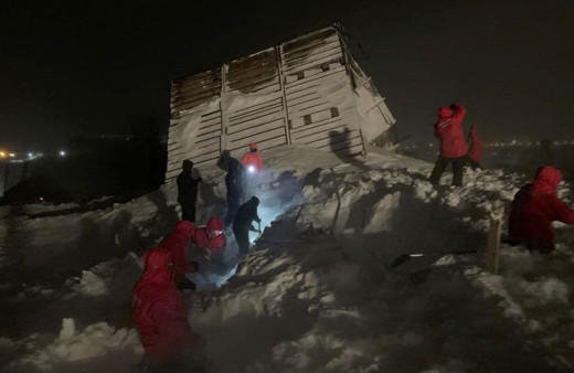 Rusya'da kayak merkezine çığ düştü: 5 ev kar altında kaldı
