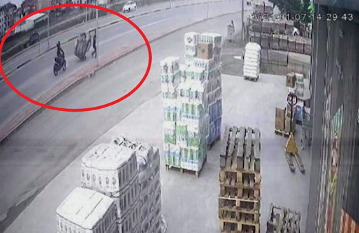 Sakarya'da kağıt toplayan gence motosiklet çarptı