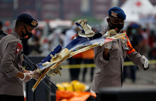 Son dakika Endonezya'da düşen uçağın kara kutusu bulundu
