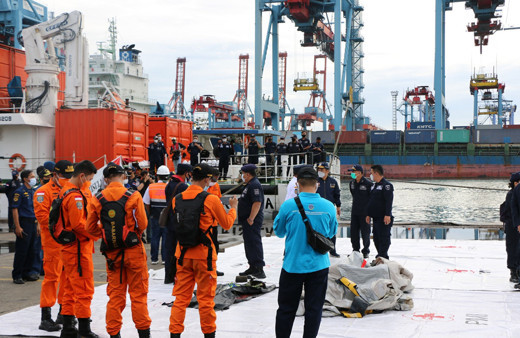 Dünya şokta! Endonezya'da düşen yolcu uçağından sinyal alındı