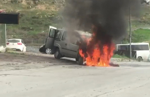 Başakşehir'de hafif ticari araç alev topuna döndü 