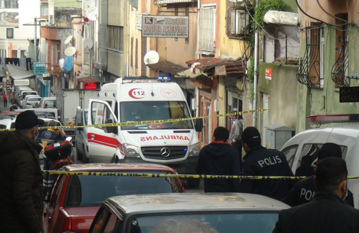 İstanbul'da koku gelen eve giren ekipler şok oldu! Battaniye içinde...