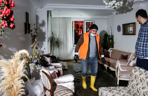 Büyükçekmece'de sağanak nedeniyle su baskını! Maddi hasar meydana geldi