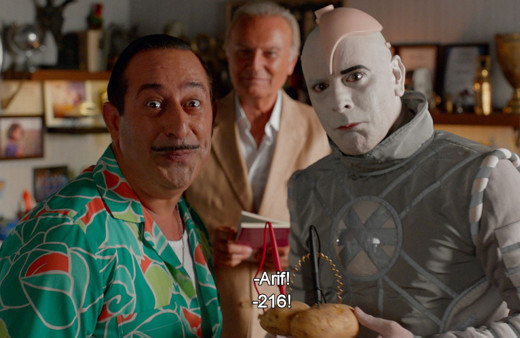 Cem Yılmaz filmleri hakkında şaşırtan makale! Cinsel içerikli dekolte var ibadet yok