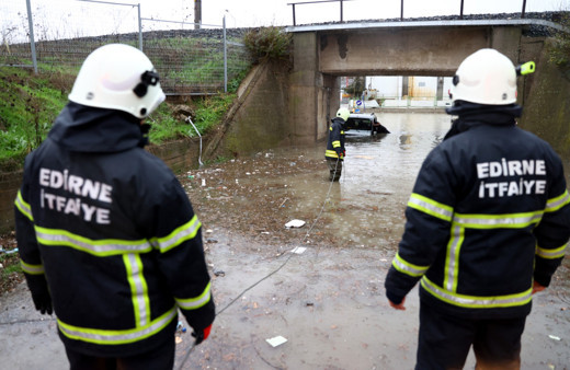 Edirne'de bir sürücü yarıya kadar suya gömülen aracın camında çıktı
