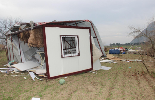 Manisa'da fırtına konteyner evi 30 metre uçurdu