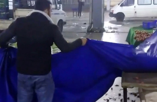 Antalya'da kilolarca çileği 'satılmadı' diye döken esnafa tepki yağdı