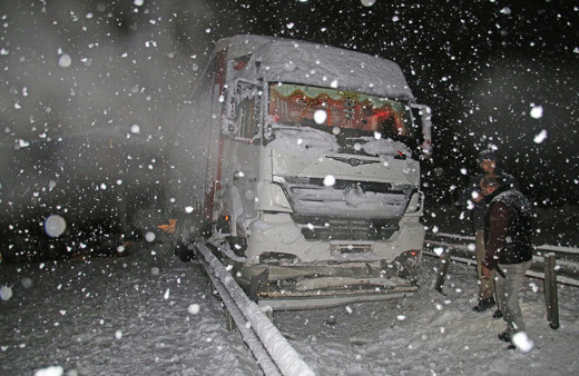 Kar yağışı nedeniyle Sivas-Kayseri kara yolunda çok sayıda araç mahsur kaldı