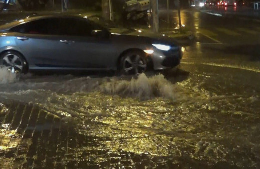 İzmir'de sağanak yağış nedeniyle caddeler göle döndü