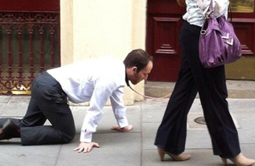 Sokağa çıkma yasağını delmek için akıl almaz yöntem! Kocasını tasma takıp sokakta gezdirdi