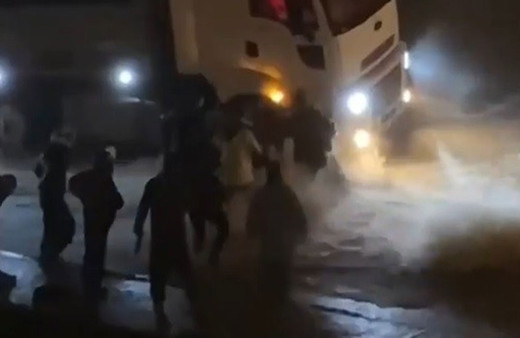 İzmir'de korkunç anlar! Sele kapılan kadın böyle kurtarıldı