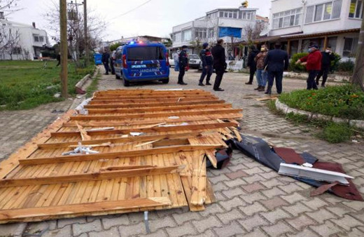 Şarköy’de fırtına çatıları uçurdu ağaçları devirdi! Belediye başkanı ve kaymakam olay yerinde...