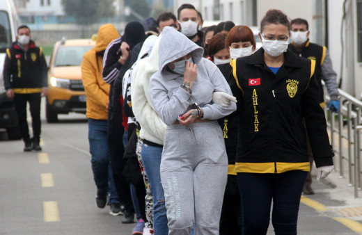 Adana’da şafak vakti fuhuş operasyonu: 5'i kadın 14 kişi gözaltına alındı