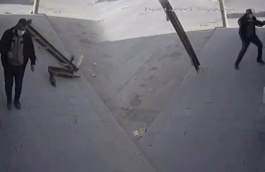 Konya'da ölümle burun buruna geldi! Uçan çatıdan son anda kurtuldu