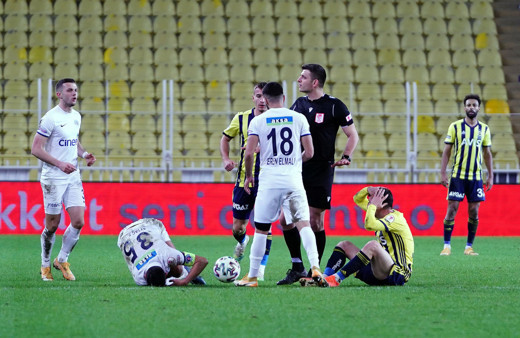 Mert Hakan'ın kırmızı kart gördü Aytaç Kara ucuz yırttı