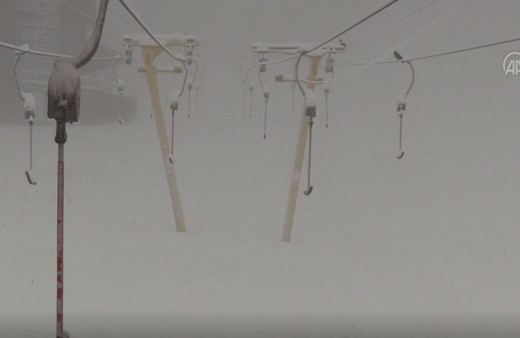 Uludağ’da karlar eridi, güneş ve rüzgar hakim