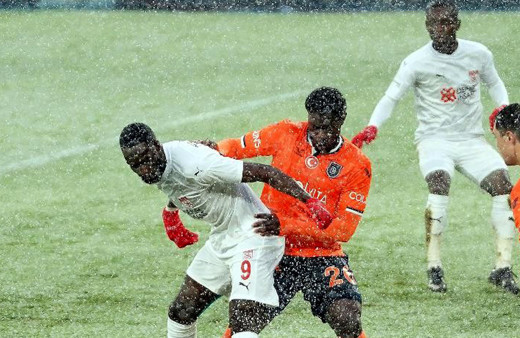 Başakşehir - Sivasspor maçında yoğun kar yağışı