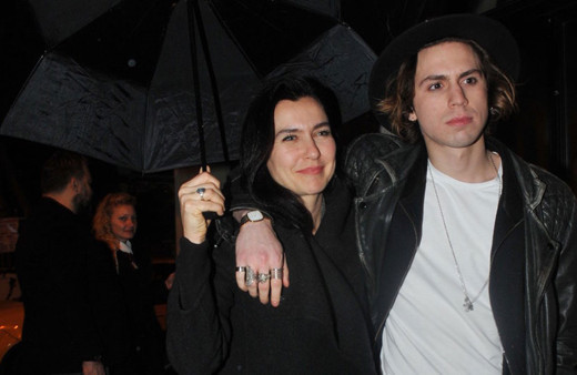 Sadakatsiz'in yıldızı Tarık Emir Tekin annesi Yasak Elma'nın başrolü Şevval Sam'la paylaştı