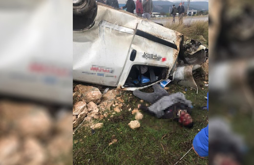 Aydın'da korkunç trafik kazası: Elektrik direğine çarpan araçta 1 kişi öldü 1 kişi yaralandı