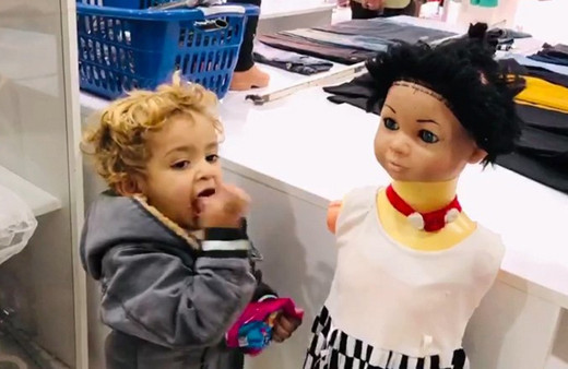 Şanlıurfa'da Suriyeli miniğin cansız mankene yaptıkları yürekleri ısıttı