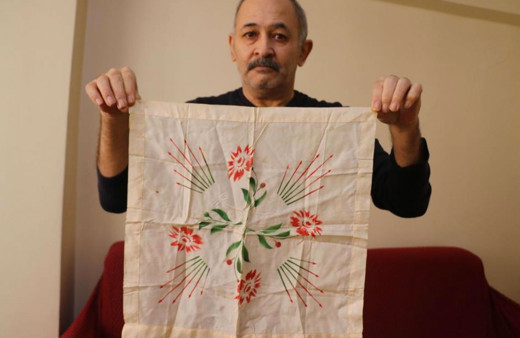 Gaziantep’te Atatürk'ün babasına hediye ettiği mendili satışa çıkardı