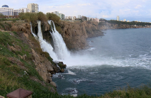 Antalya'da zehirli köpükler denize yayılıyor
