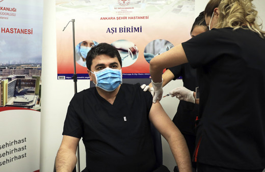 Demokrat Parti Genel Başkanı Gültekin Uysal Kovid-19 aşısı yaptırdı