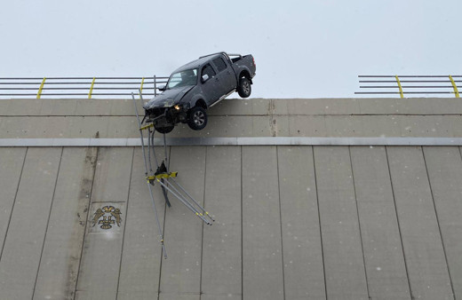 Konya'da film karesi değil gerçek! Kar nedeniyle kaydı köprüde böyle asılı kaldı