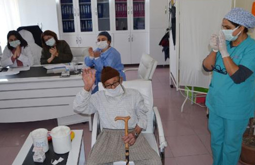 Aksaray'da 88 yaşındaki İsmail amca aşıdan önce şiir okudu alkışları topladı