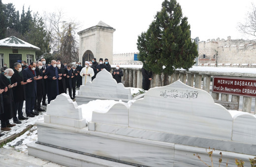 Cumhurbaşkanı Erdoğan Erbakan'ın kabrini ziyaret etti