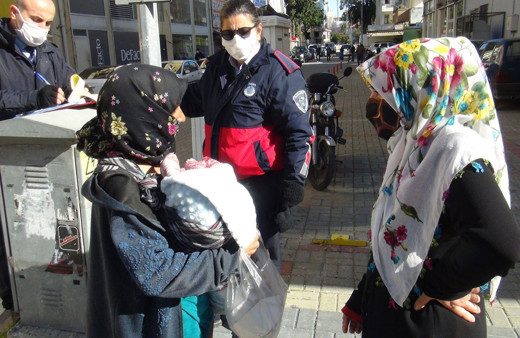 Dondurucu soğukta 10 günlük bebeğiyle dilenirken yakalandı, pişkinliğiyle 'PES' dedirtti