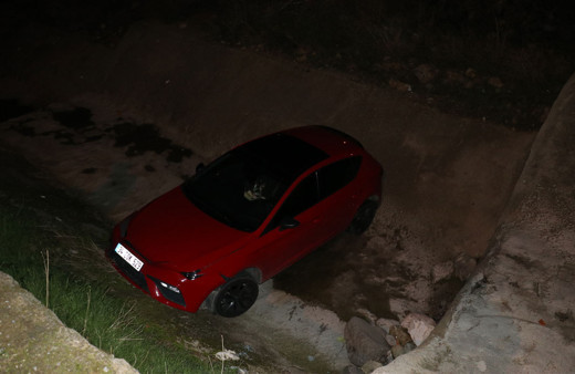 İzmir'de Polisten kaçan 14 yaşındaki sürücü otomobil ile dereye düştü