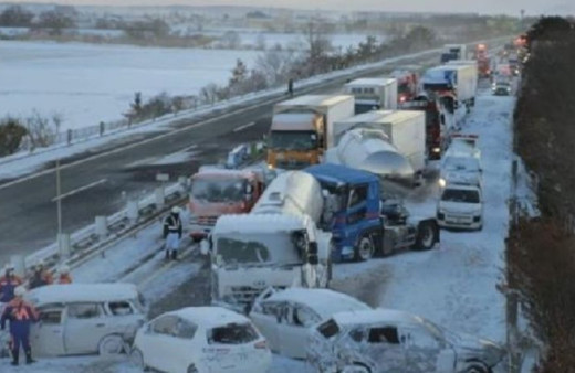 Japonya'da 130 araç birbirine girdi! Kazadan ilk görüntüler korku filmini andırdı