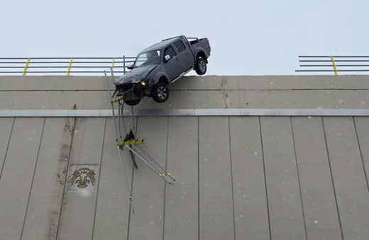 Konya'da köprüde böyle asılı kalmıştı! Meğer aracı 10 dakika önce satın almış
