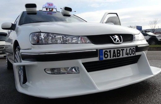 Trabzon'da 'Taksi' filminin arabasını görenler şaştı kaldı! Etkilendi aynısını yaptı