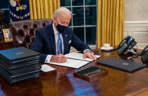 ABD Başkanı Biden ilk günde Trump yönetiminin kararlarını tersine çeviren 17 kararnameye imza attı