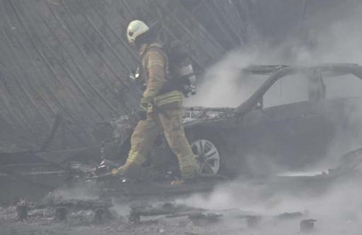 İstanbul'da ayakkabı fabrikasında korkutan yangın: 3 araç küle döndü
