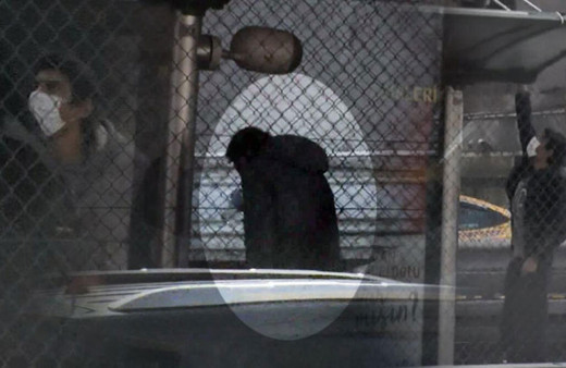 Metrobüs durağında akıl almaz hırsızlık engelli gibi yapıp...