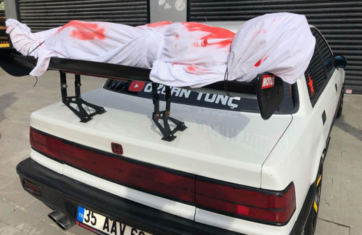 Esenyurt'ta kanlı kefenli araç görenleri şoke etti