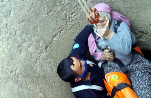 Manisa'da 70 yaşındaki Fadime teyzeyi düştüğü kuyudan itfaiye kurtardı
