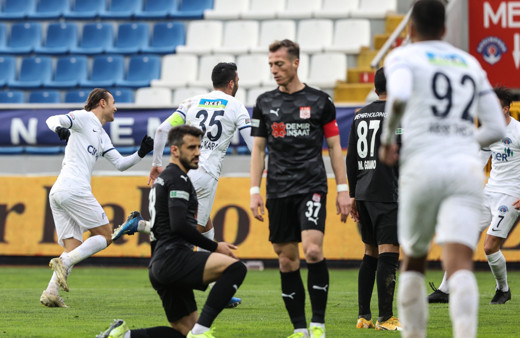 Kasımpaşa konuk ettiği Sivasspor'u 11 dakikada yıktı