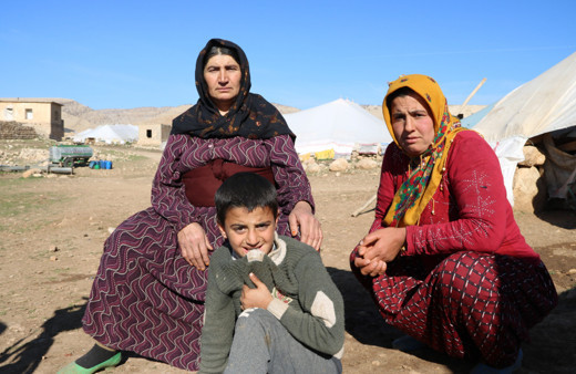 Diyarbakır'da 2 amca kızı aynı adamla evleniyor! Aynı çadırda yaşıyorlar