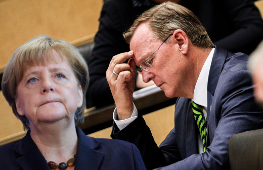 Almanya'da eyalet başbakanı koronavirüs toplantısında oyun oynarken yakalandı