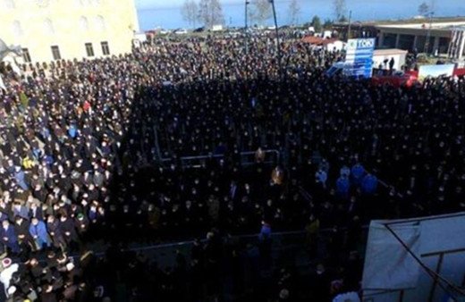 Koronavirüsten hayatını kaybeden Nuri Genç'in cenazesine binlerce kişi katıldı