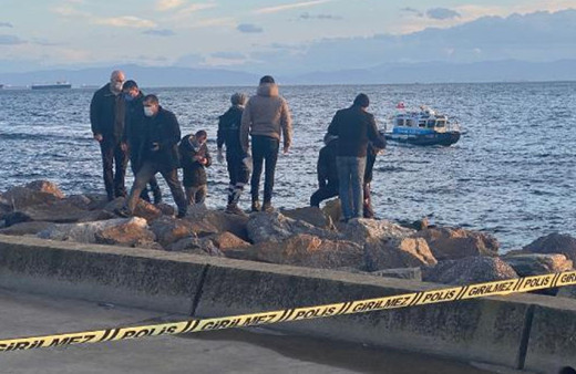 Kartal Sahili'nde kayalıklara sıkışmış halde ceset bulundu