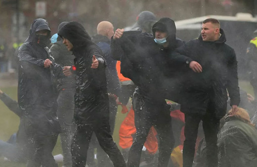 Hollanda'da koronavirüs yasakları sokakları karıştırdı