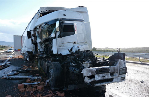 Manisa'da feci kaza! Tır parçalandı kullanılmaz hale geldi