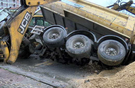 Beylikdüzü'nde yol çöktü hafriyat kamyonu devrildi