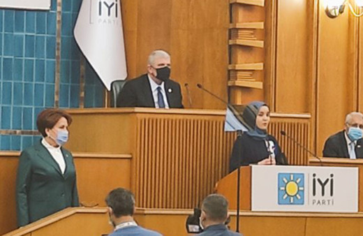 İYİ Parti Grup Toplantısı'nda hem ağladı hem ağlattı! Akşener'den boğazları düğümleyen şiir